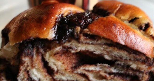 folyós kakaós kalács tányéron