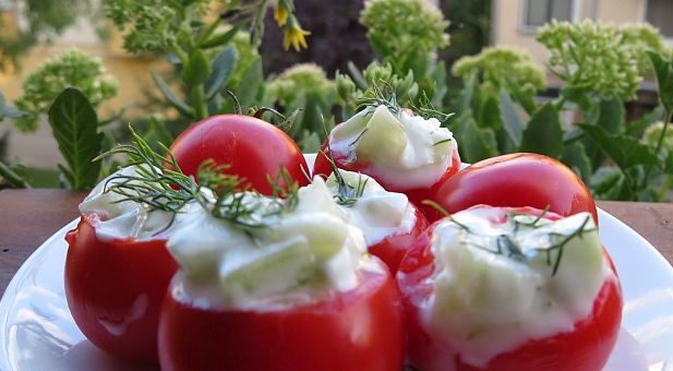 Tzazikivel töltött paradicsom