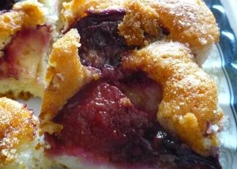 gyors szilvás süti tányéron