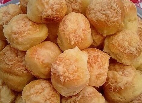 sajtos pogács halom tányéron