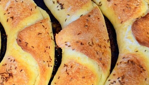 vajas, sós kifli köménymaggal