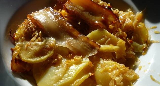 savanyú káposztás-krumplis egytálétel