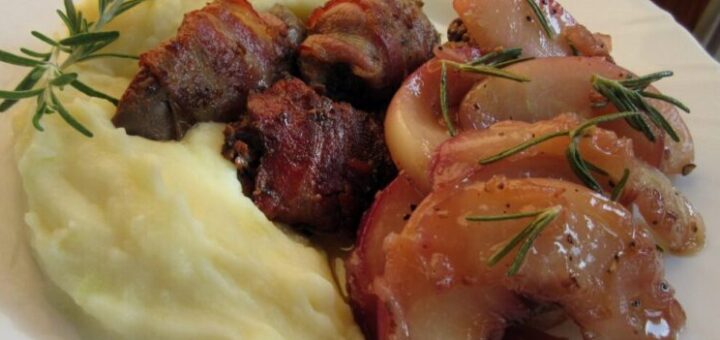 baconba tekert, sült csirkemáj pikáns őszibarackraguval