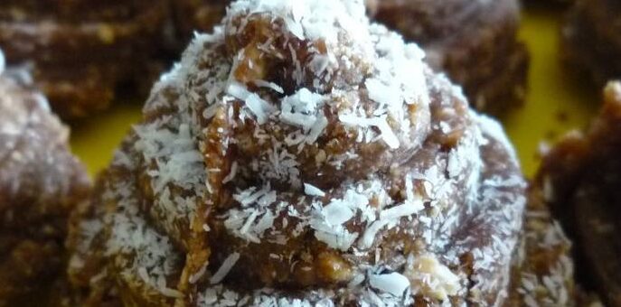 kekszes-kókuszos piramis süti