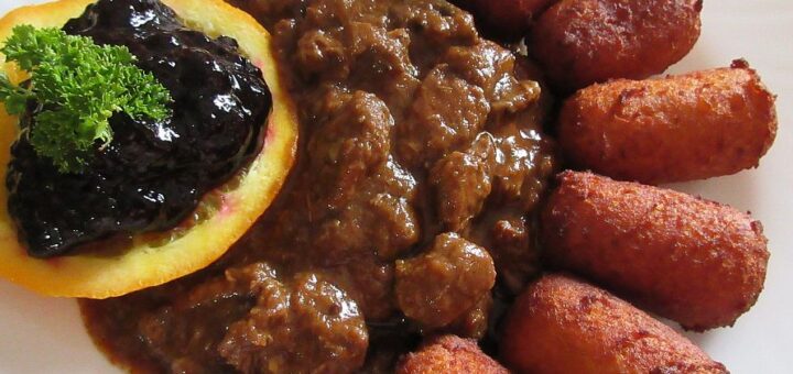 Vörösboros-gombás szarvaspörkölt