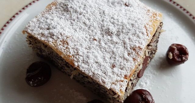 Meggyes-mákos vargabéles