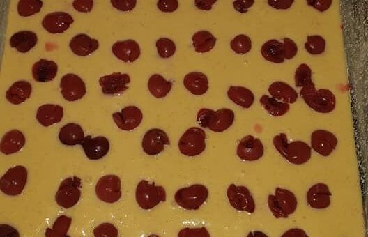 Bögrés grízes sütemény meggyel