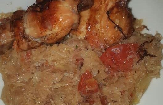 Csirkecomb savanyúkáposzta ágyon