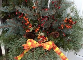 Karácsonyi kerti dekoráció készítésének fázisai