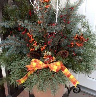 Karácsonyi kerti dekoráció készítésének fázisai