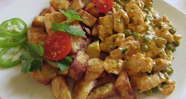 Tejszínes, zöldborsós csirketokány