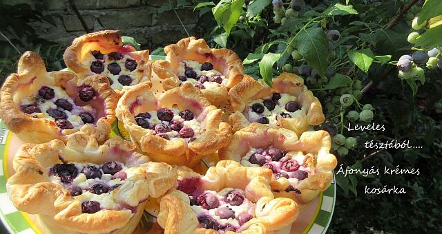 Ropogós áfonyás kosárka levelestésztából