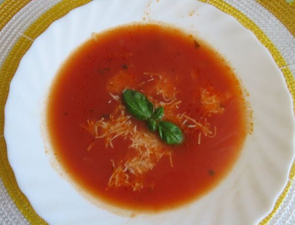 Bazsalikomos paradicsomleves