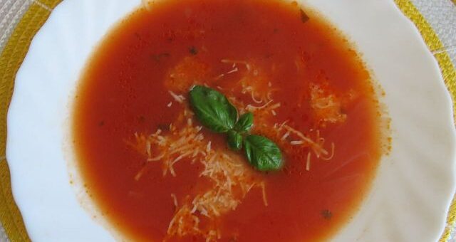 Bazsalikomos paradicsomleves