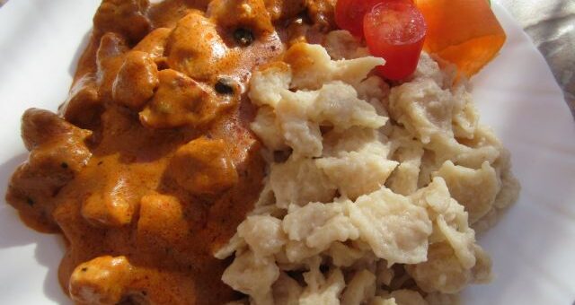 Sörös sertéscomb tejfölösen tányéron