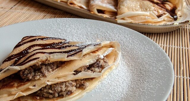 Gundel palacsinta tányéron diótöltelékkel, csokiöntettel