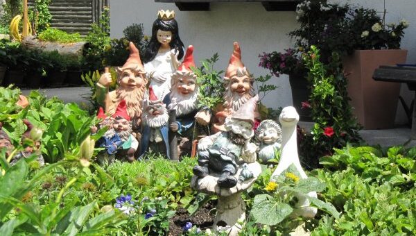 Hófehérke és hét kerti törpe a kertben