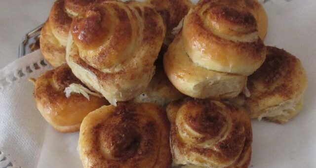 egy tányér fahéjas brióska