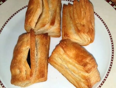 4 db hájas sütemény házi szilvalekvárral tányéron