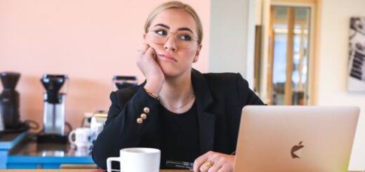otthoni munka - home office gondjai felett merengő nő