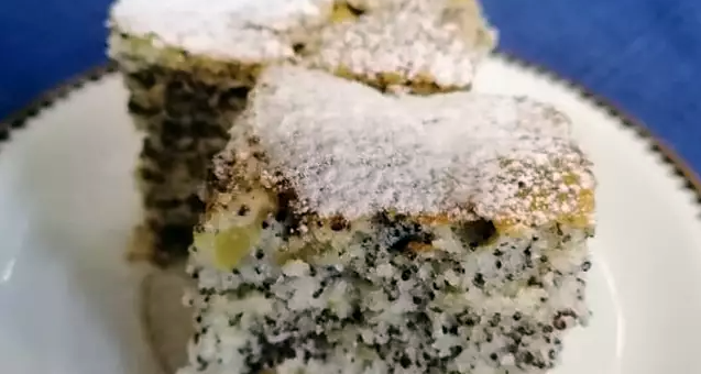 két darab mákos-almás kocka tányéron