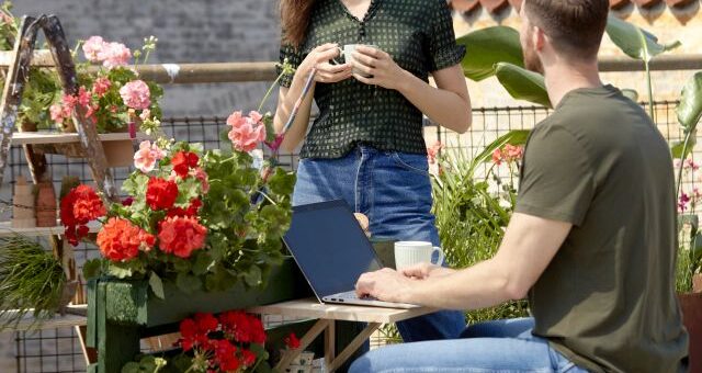 muskátli és egy fiatal pár az erkélyen