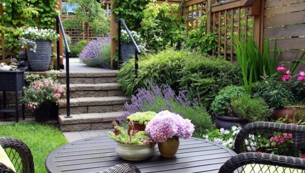 virágos kert kerti bútorokkal