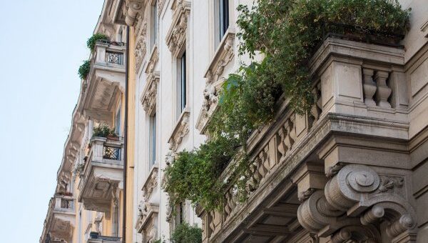 biztonságos erkély rögzített virágokkal