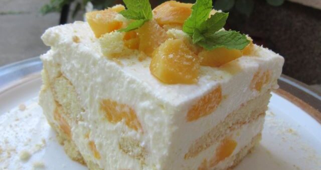 egy szelet barackos tiramisu tányéron