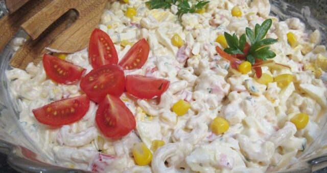 majonézes tésztasaláta tálban