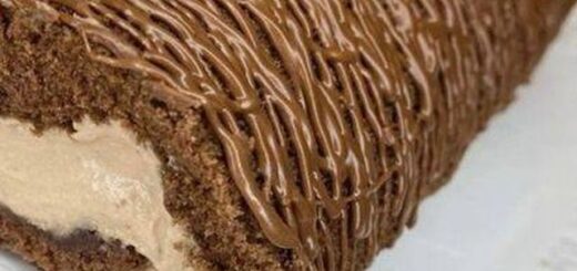 csokoládés tekercs tányéron