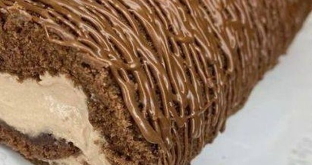 csokoládés tekercs tányéron