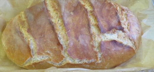 ropogós héjú fehér kenyér házilag készítve sütőtálban