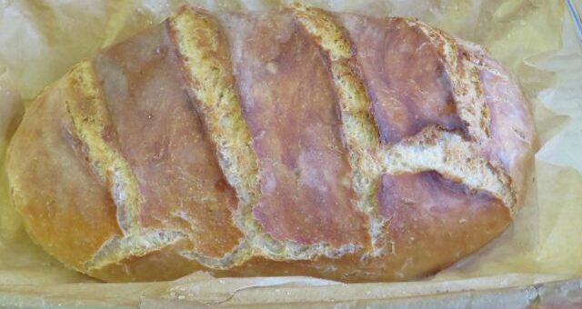 ropogós héjú fehér kenyér házilag készítve sütőtálban