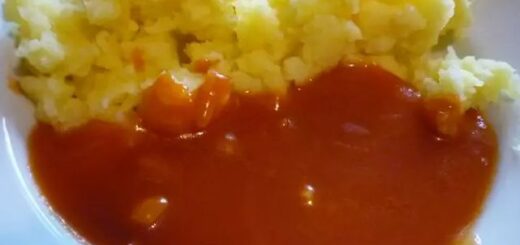 paradicsomszósz főtt krumplival tányéron