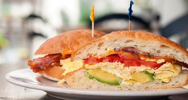 szendvicskrémes szendvics tányéron