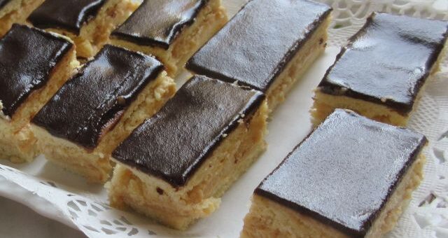 budai szelet sütemények tálcán