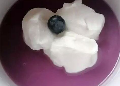 fekete szőlő leves tejszínhabbal tányéron