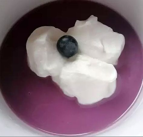 fekete szőlő leves tejszínhabbal tányéron