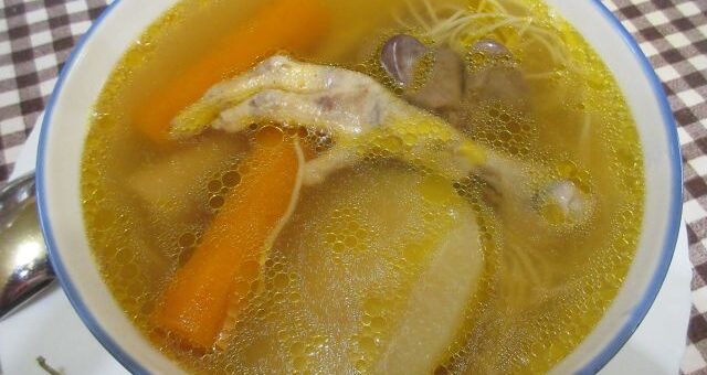 csirkehúsleves tányérban