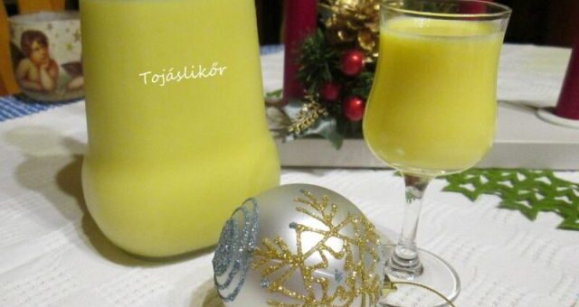 tojáslikőr üvegben és pohárban