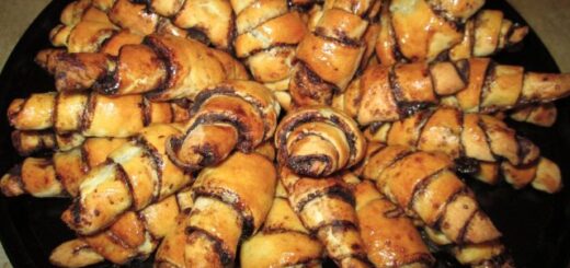 kakaós rugelach halom tányéron