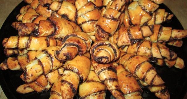 kakaós rugelach halom tányéron