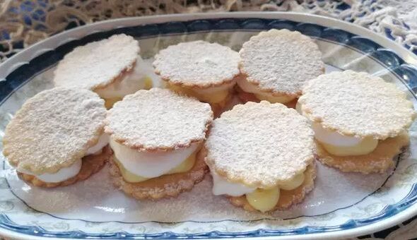 mézes krémes labda sütemény tányéron