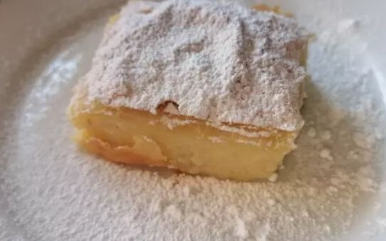 Bougatsa, görög grízes lepény tányéron