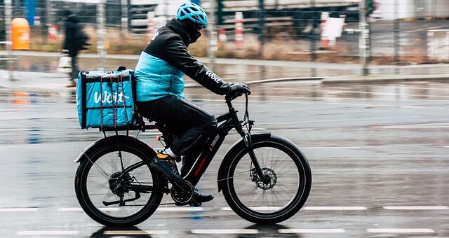 élelmiszer szállító futár