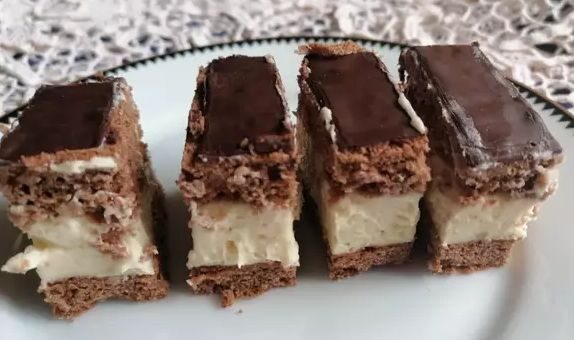 négy mézes kinder szelet tányéron