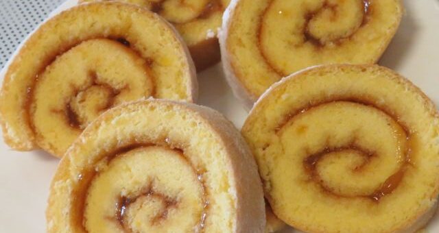 piskótatekercs házi lekvárral tányéron