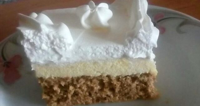 egy darab fagyi szelet tányéron