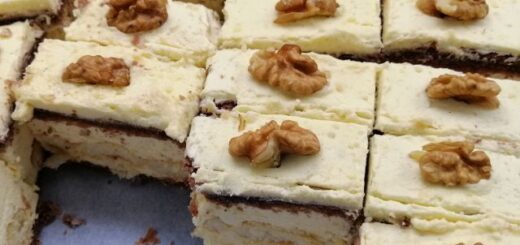 Ancsa krémes fincsije sütemények tányéron